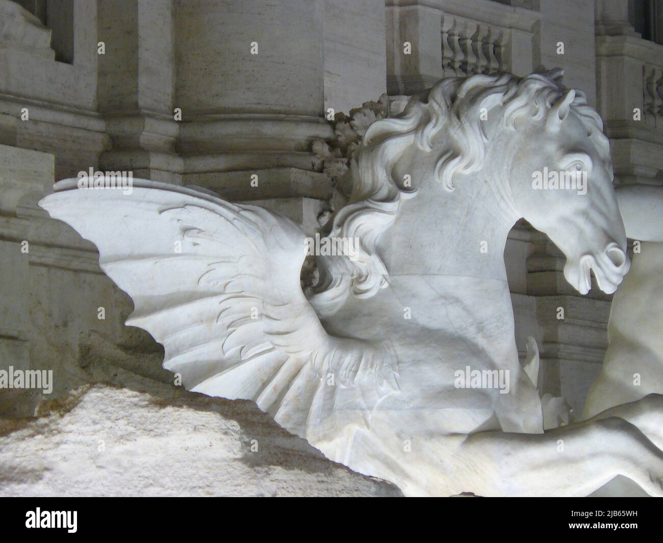 Rome (Italie). Vue nocturne sur le cheval ailé de la Fontana di Trevi dans la ville de Rome. Banque D'Images