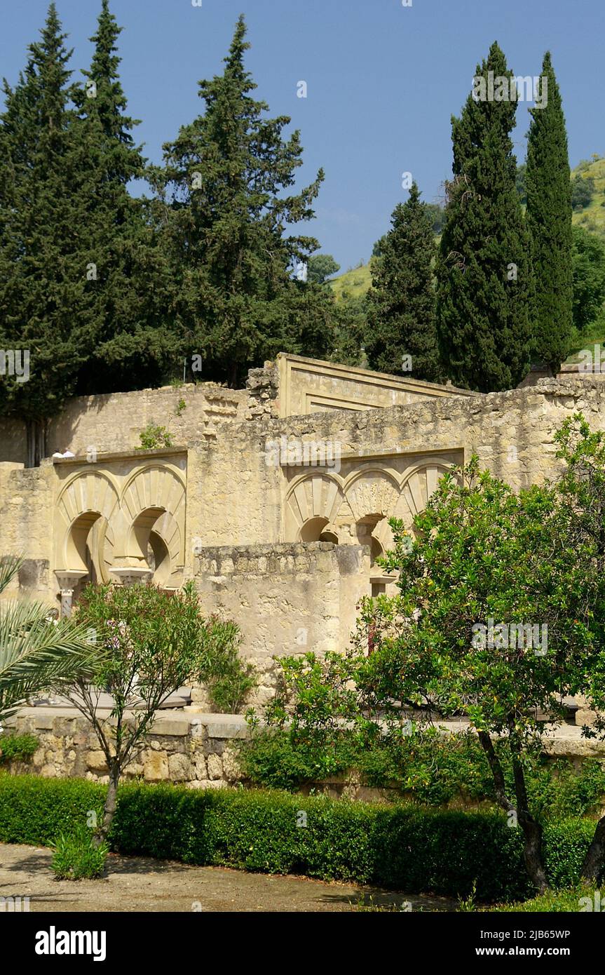Cordoue (Espagne). Jardin à côté du bâtiment basilique supérieur dans la ville de Medina Azahara dans la ville de Cordoue. Banque D'Images