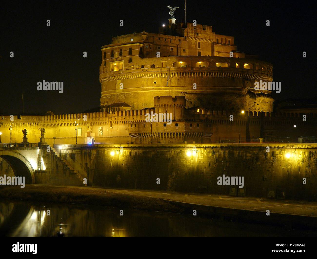 Rome (Italie). Vue nocturne du pont Sant'Angelo sur le Tibre dans la ville de Rome. Banque D'Images