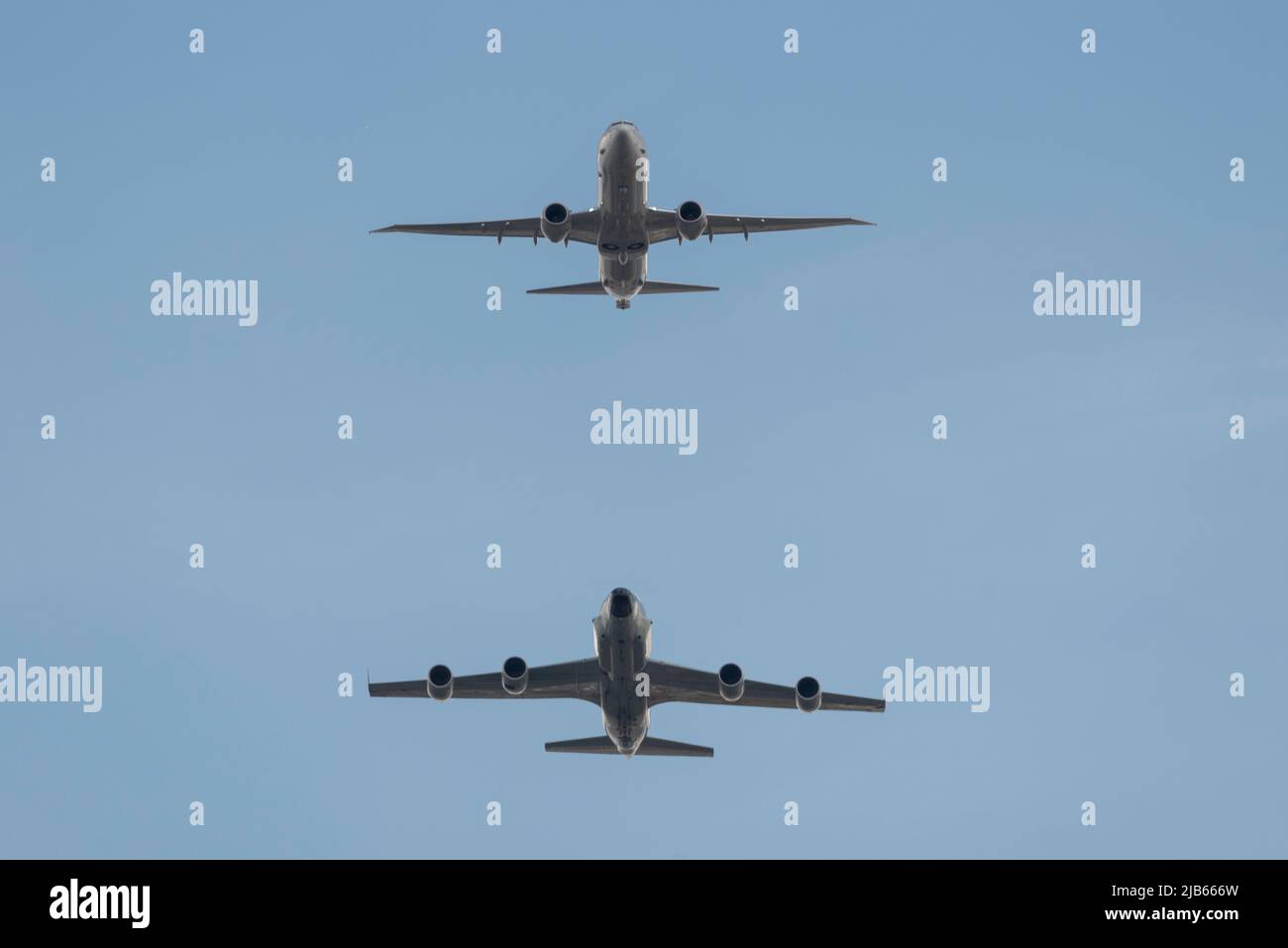 Jubilé de platine Noël de la Reine Flycast après Trooping la couleur 2022. RAF Boeing P-8A Poseidon ZP808 et Boeing RC-135W ZZ664 de 51 sqn Banque D'Images