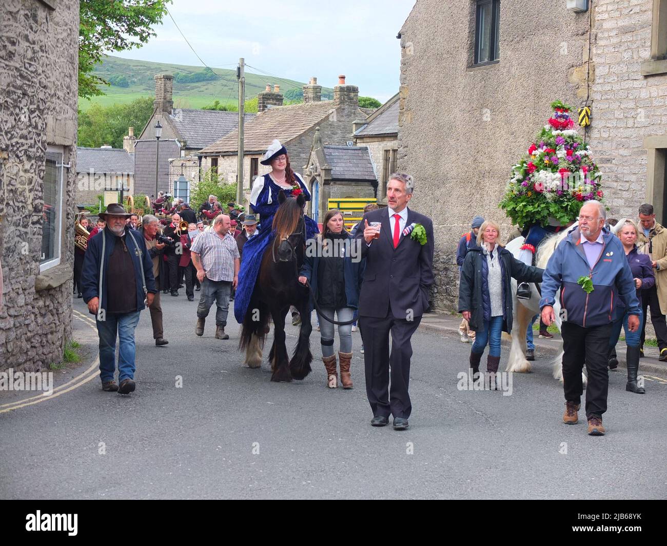 Le Castleton Garland King portant une guirlande de fleurs en forme de houppée, passe à cheval dans le village lors de l'ancienne cérémonie du Castleton Garland 2022 Banque D'Images