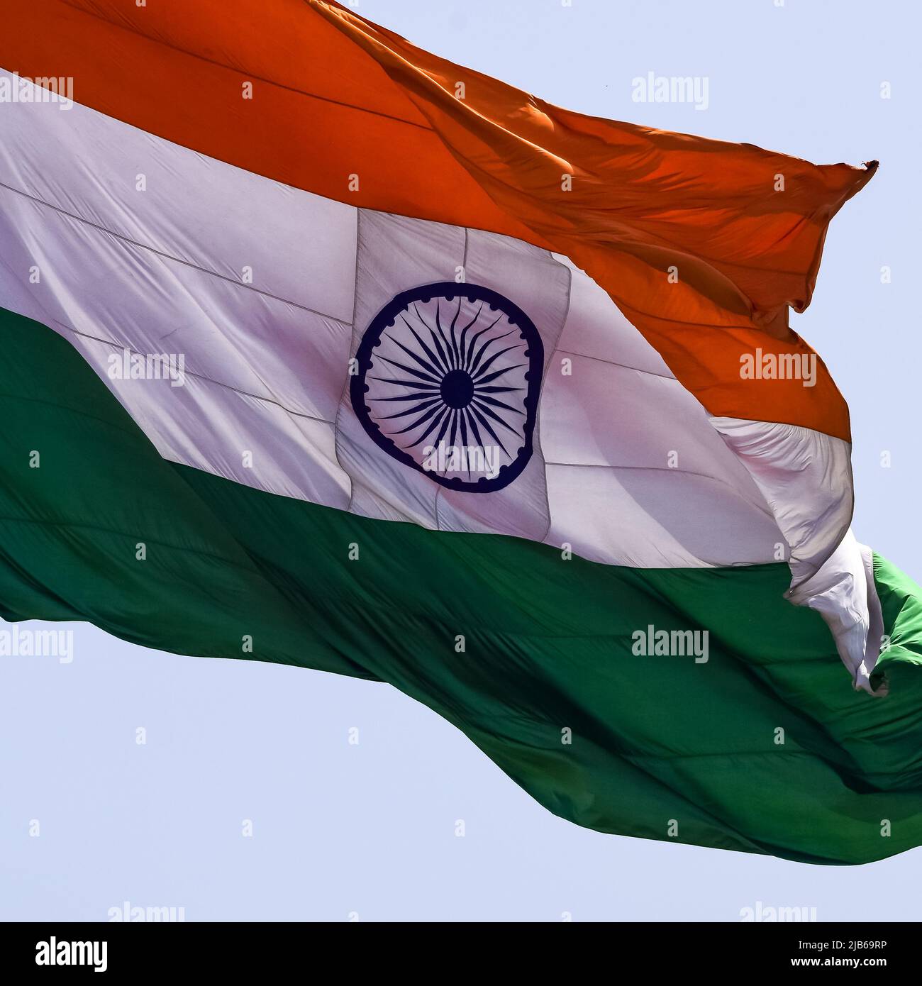 Drapeau de l'Inde en vol haut à Connaught place avec fierté dans le ciel bleu, drapeau de l'Inde en vol, drapeau indien à l'indépendance jour et la République de l'Inde jour, TI Banque D'Images