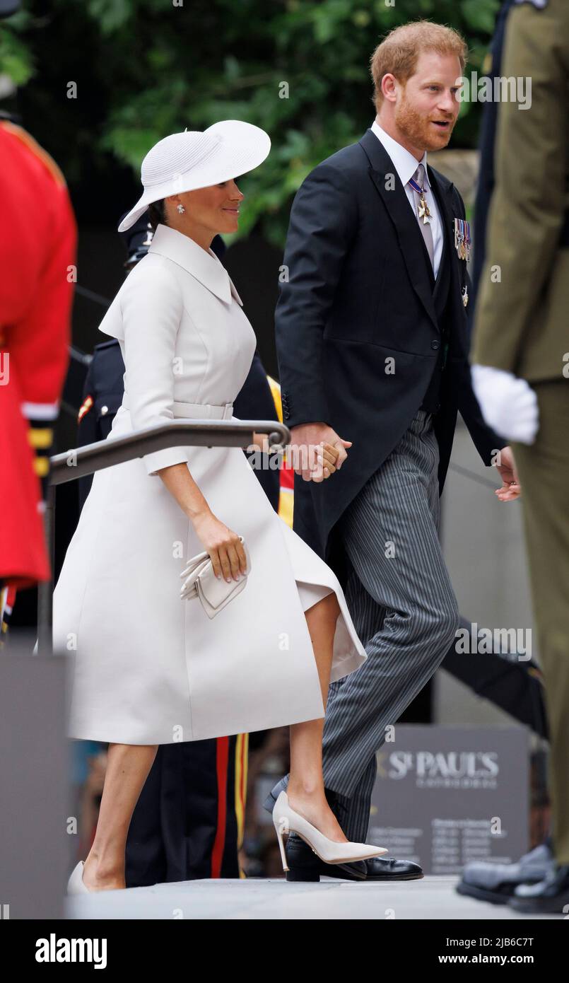 03/06/2022. Londres, Royaume-Uni. Meghan, la duchesse de Sussex et le prince Harry arrivent à la cathédrale Saint-Paul devant le Service national de Thanksgiving, dans le cadre des célébrations du Jubilé de platine de la Reine. La reine Elizabeth II, âgée de 96 ans, est le premier monarque britannique de l'histoire à atteindre un Jubilé de platine, qui marque 70 ans sur le trône. Crédit photo: Ben Cawthra/Sipa USA **PAS DE VENTES au Royaume-Uni** Banque D'Images