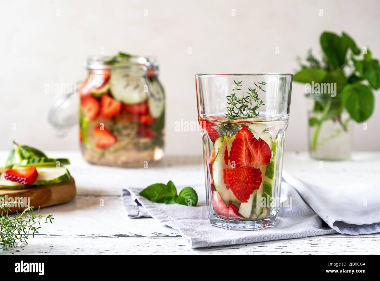 Eau infusée avec fraise et meloncella qui est hybride de concombre et melon, thym, menthe. Banque D'Images