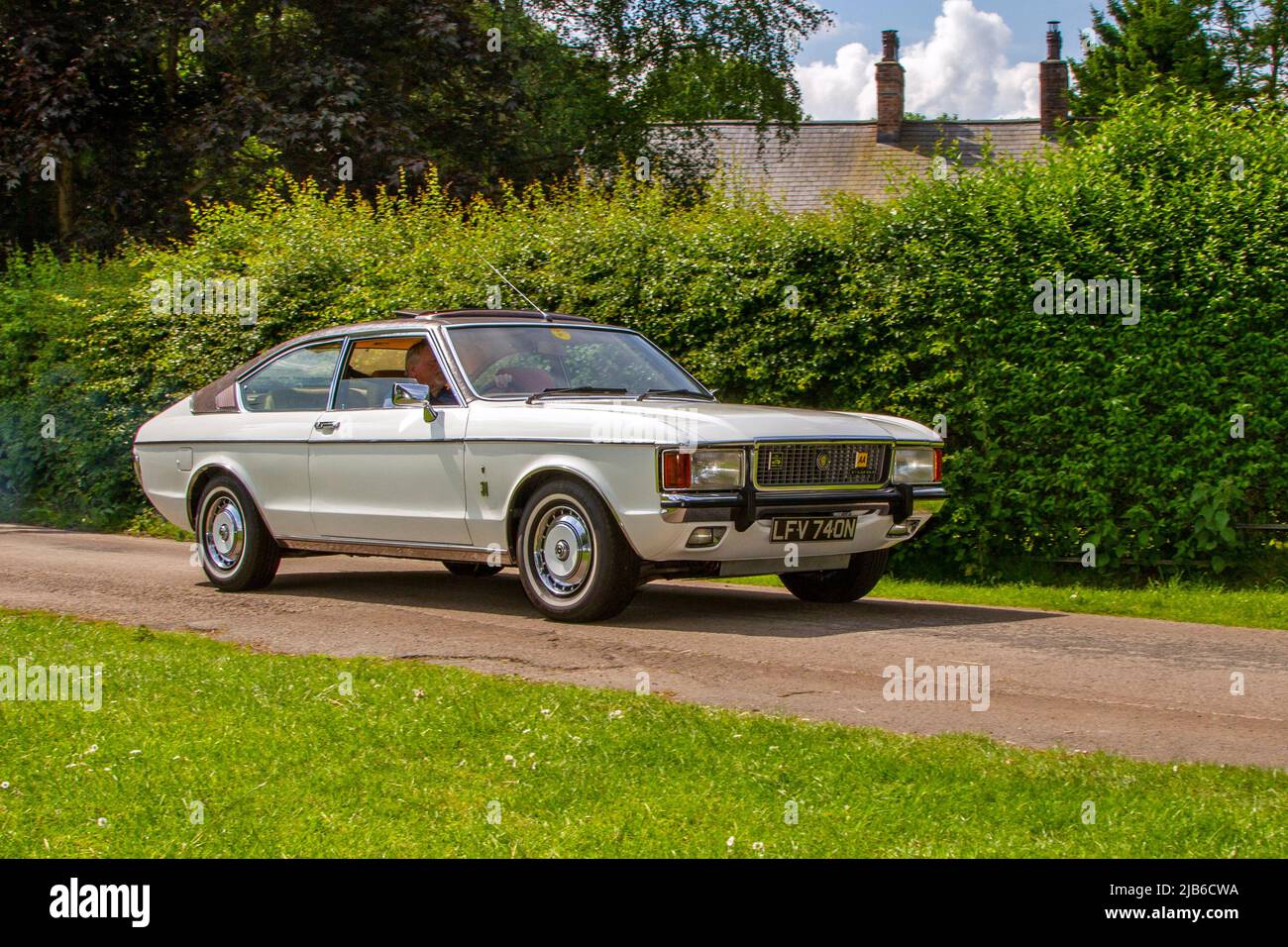 1974 70s soixante-dix blanc Ford Granada (Merkur Scorpio) 2DR coupé, arrivant à Worden Park Motor Village pour le Festival de Leyland, Royaume-Uni Banque D'Images