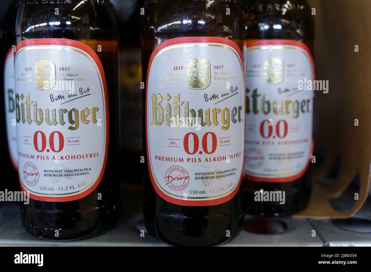 Tyumen, Russia-08 mai 2022: La bière Bitburger sans alcool au supermarché est une brasserie allemande fondée par Johann Wallenborn en 1817. Banque D'Images