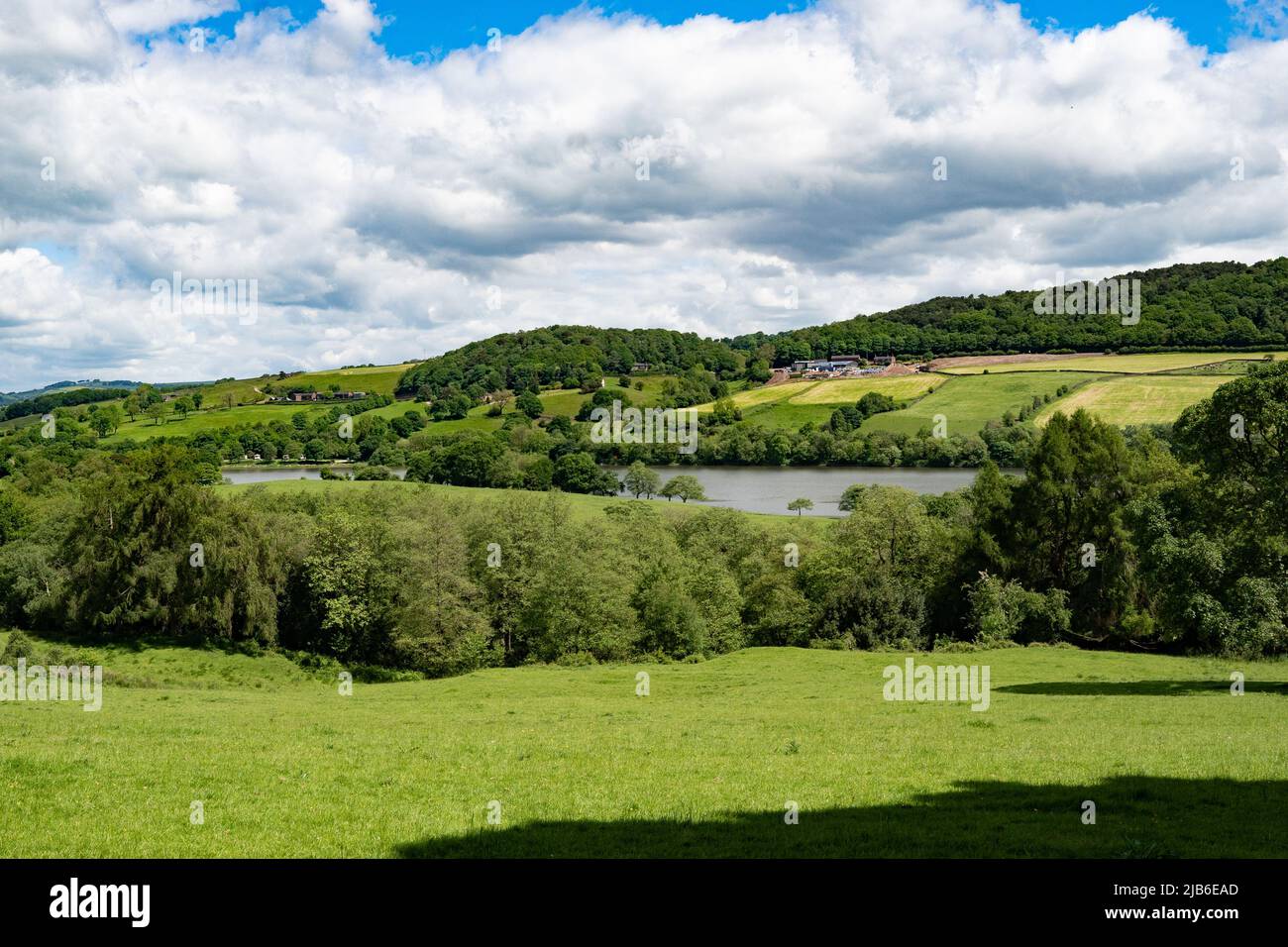 Campagne verdoyante avec lac et collines dans le Staffordshire Angleterre Banque D'Images
