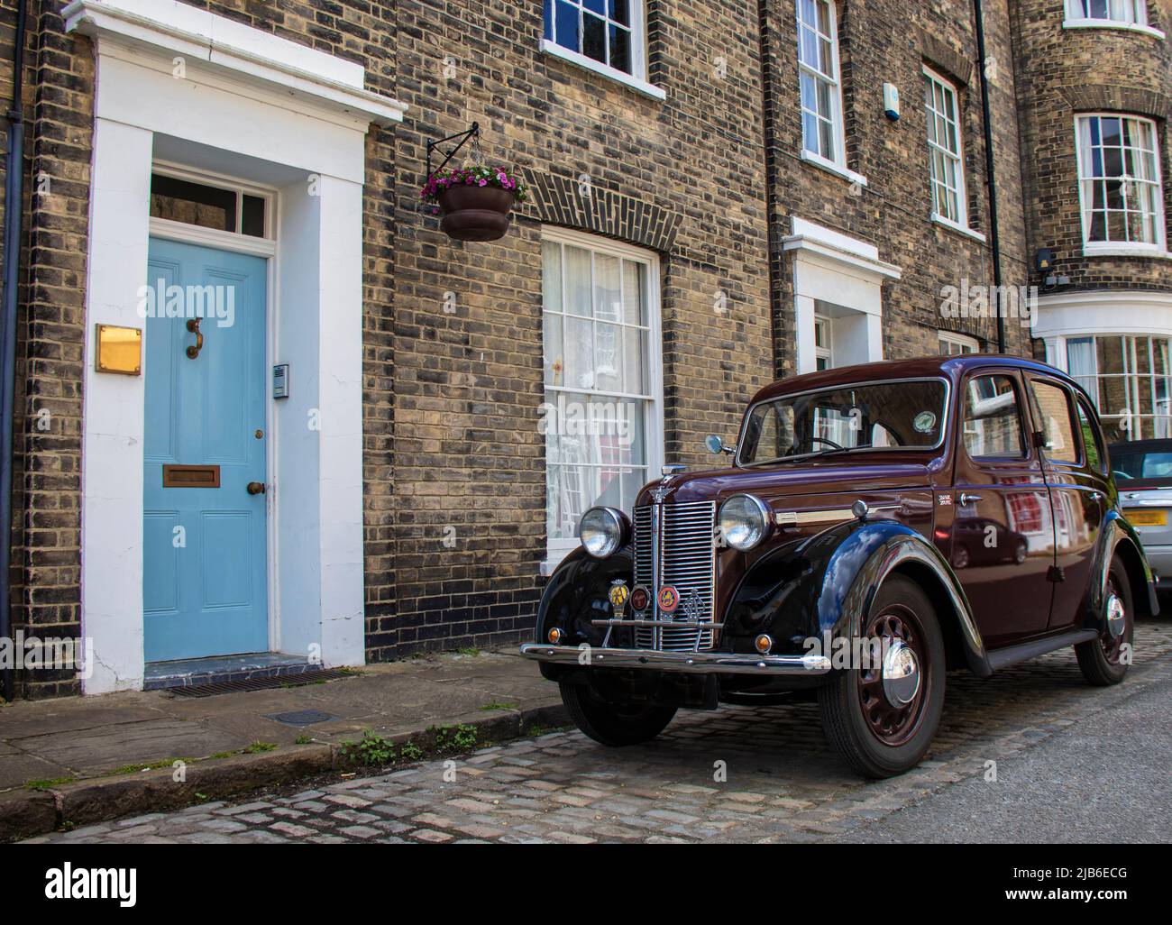 Une berline Austin classique 16 4 portes à l'extérieur d'une maison de ville à Suffolk, Royaume-Uni Banque D'Images