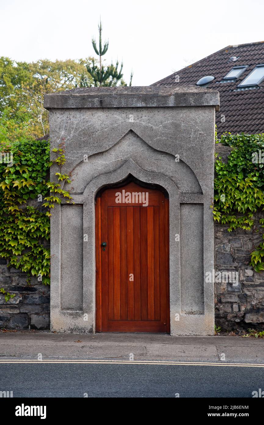 Lucan, Irlande 03 mai 2022. Porte en bois voûtée Ogee avec panneaux rectangulaires dans une rue principale du village de Lucan, en Irlande Banque D'Images