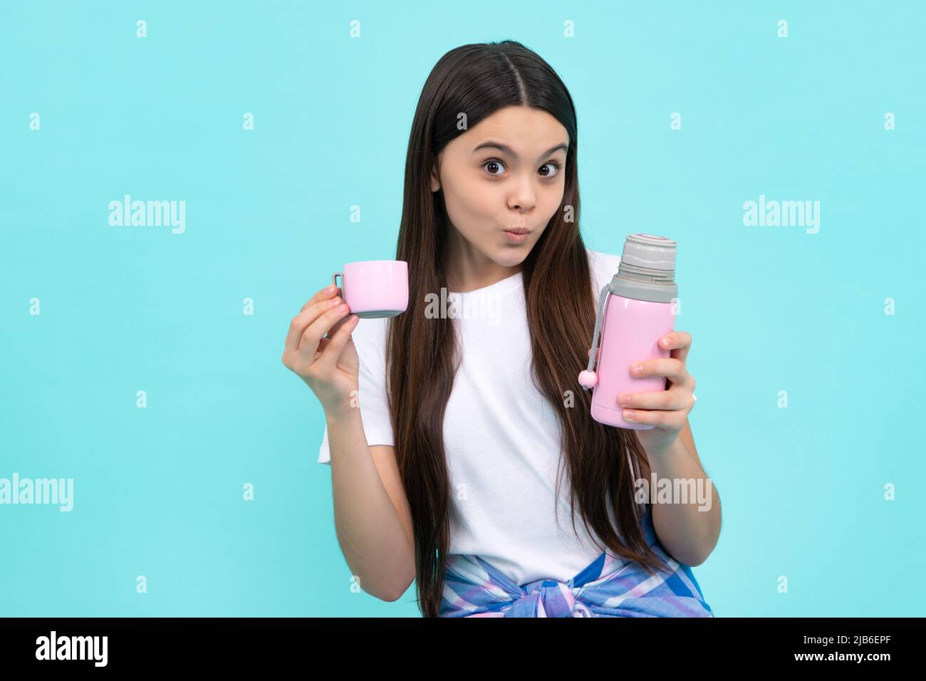 Drôle de jeune fille avec thermos bouteille, hydratation, isolé sur fond  bleu Photo Stock - Alamy