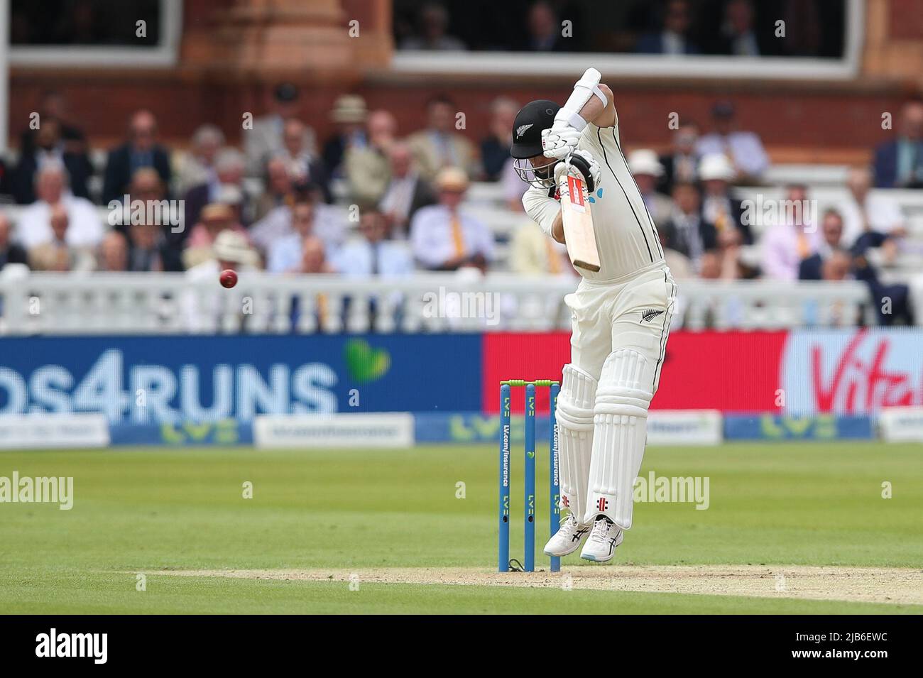 St Johns Wood, Royaume-Uni. 03rd juin 2022. Kane Williamson (C) de Nouvelle-Zélande est en sortie pour 15, pris par Jonny Bairstow d'Angleterre au large du bowling de Matty Potts d'Angleterre pendant le jour 2 du premier LV Insurance Test Match entre l'Angleterre et la Nouvelle-Zélande au terrain de cricket Lords, St Johns Wood, Royaume-Uni le 3 juin 2022. Photo de Ken Sparks. Utilisation éditoriale uniquement, licence requise pour une utilisation commerciale. Aucune utilisation dans les Paris, les jeux ou les publications d'un seul club/ligue/joueur. Crédit : UK Sports pics Ltd/Alay Live News Banque D'Images