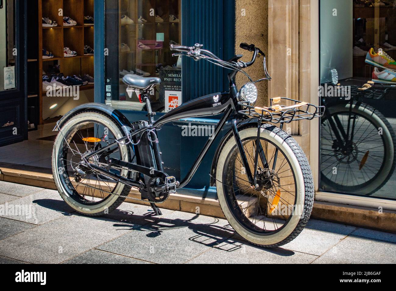 Fitch Fat Bike un vélo électrique rétro en dehors de magasin à Béziers,  France Photo Stock - Alamy