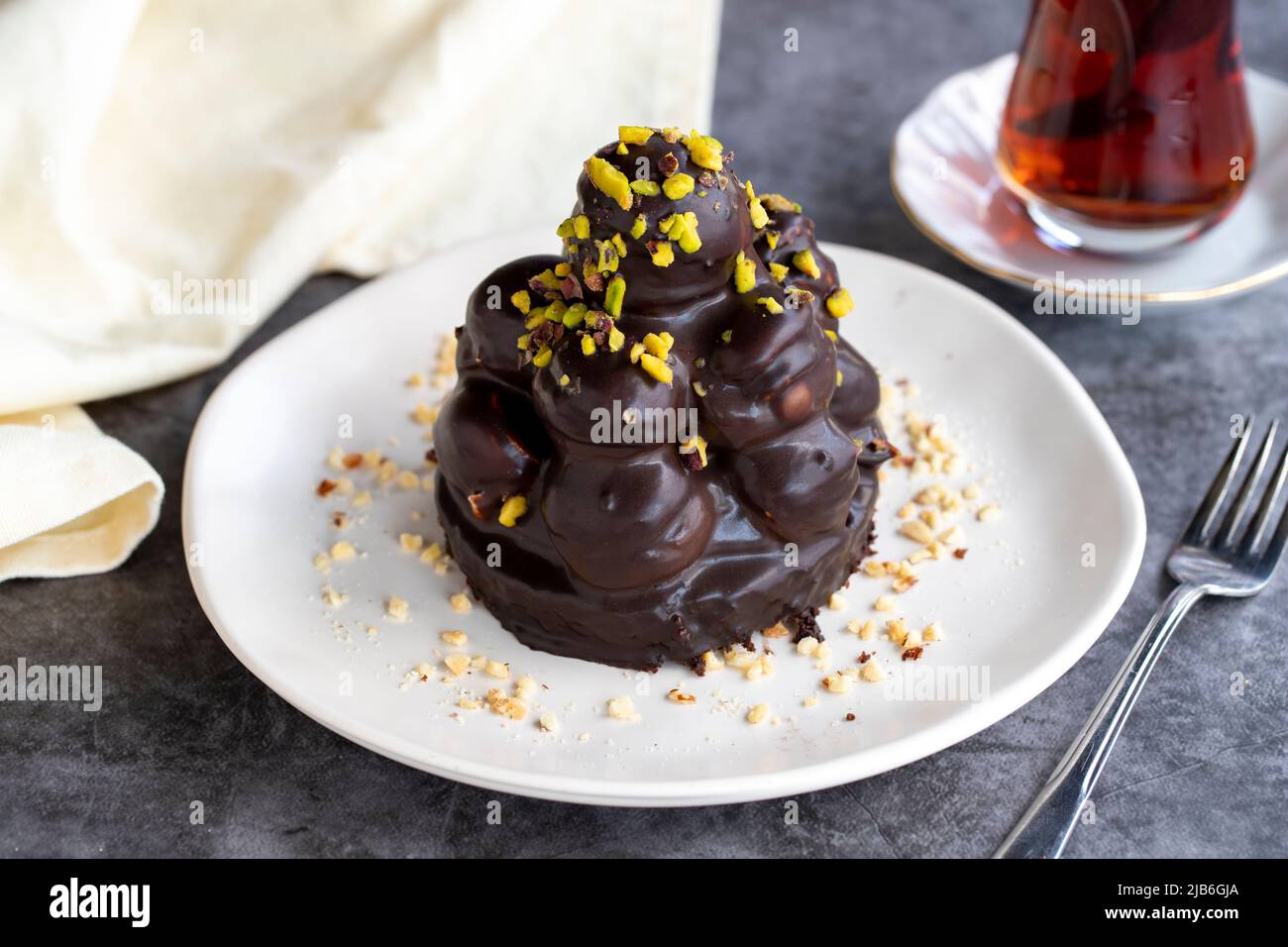 Gâteau au profiterole. Produits de pâtisserie. Gâteau au profiterole sur fond sombre. Gros plan Banque D'Images