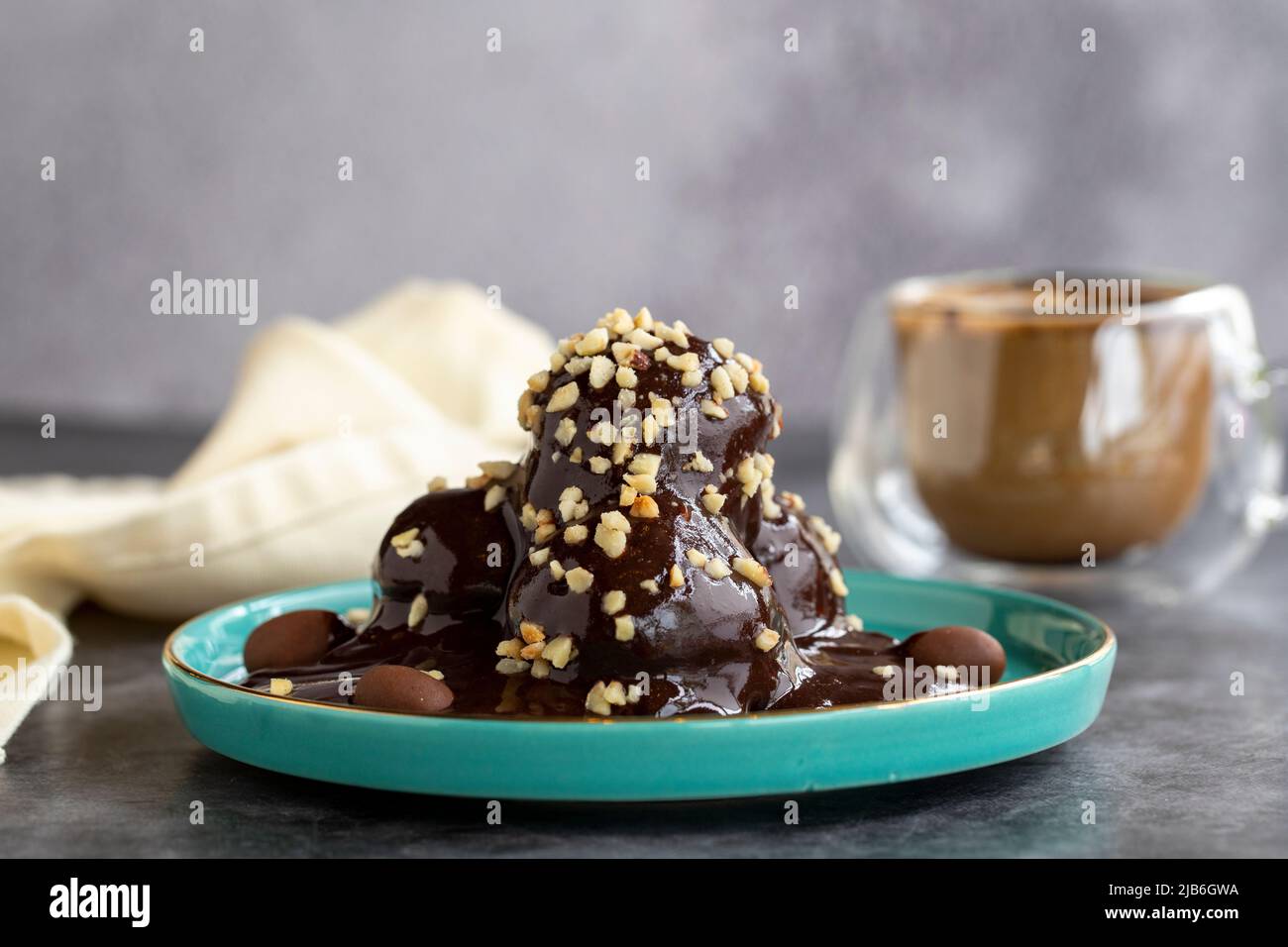 Gâteau au profiterole. Produits de pâtisserie. Gâteau au profiterole sur fond sombre. Gros plan Banque D'Images