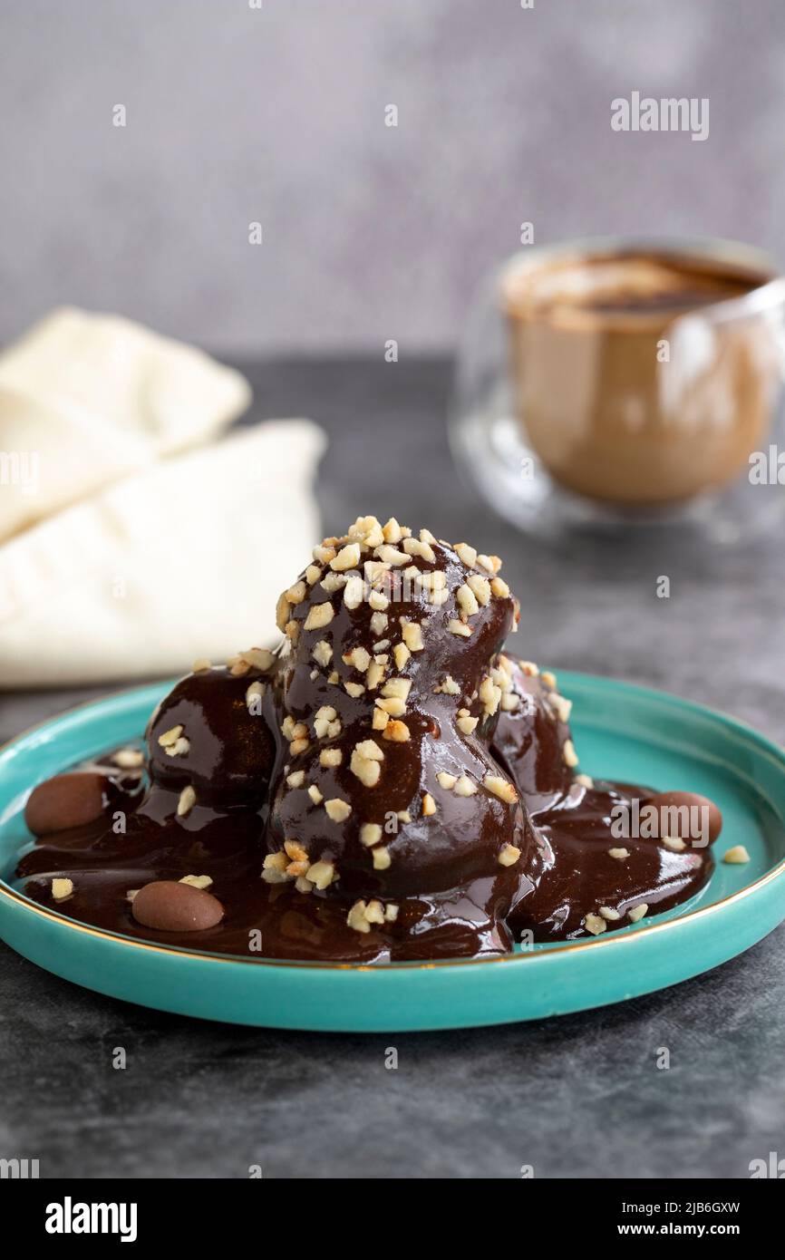 Gâteau au profiterole. Produits de pâtisserie. Gâteau au profiterole sur fond sombre. Gros plan Banque D'Images