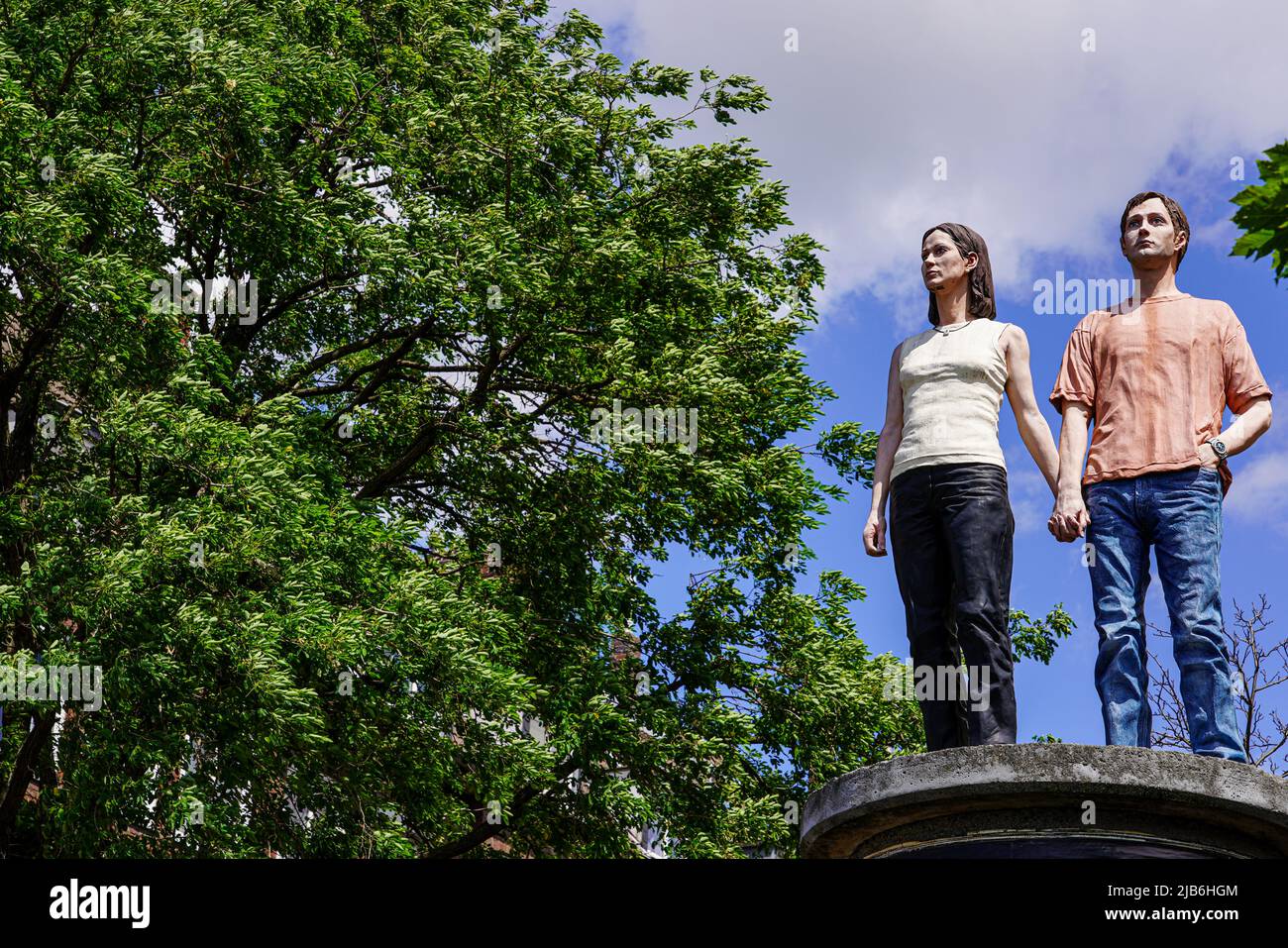 Sculpture d'un couple par l'artiste Christoph Pöggeler sur une colonne Litfass dans le centre-ville de Düsseldorf à Burgplatz. Allemagne, Düsseldorf, 24.5.22 Banque D'Images