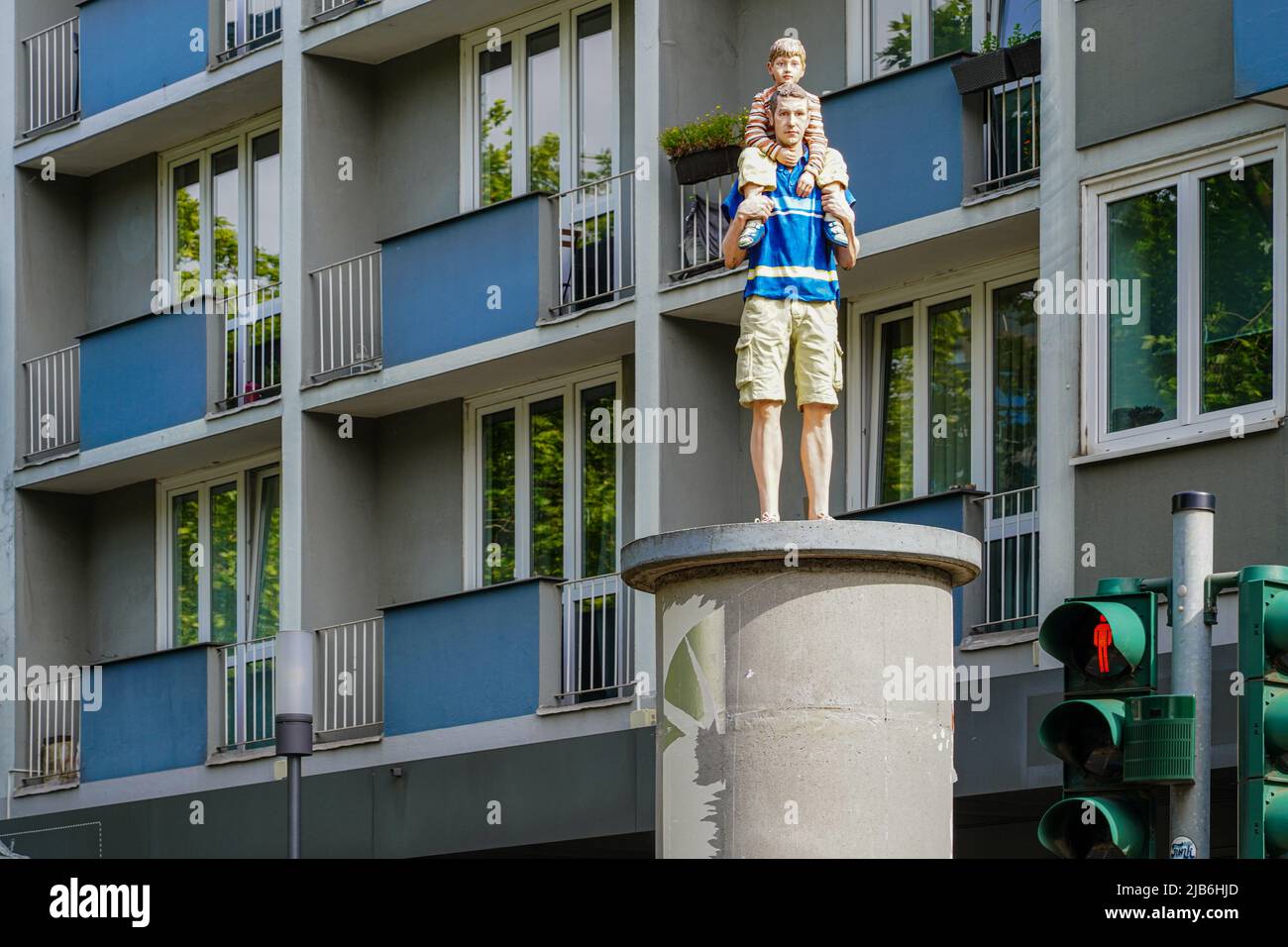 Sculpture du Père et du fils par l'artiste Christoph Pöggeler sur une colonne Litfass dans le centre-ville de Düsseldorf à Oststr. Allemagne, Düsseldorf, 24.5.22 Banque D'Images