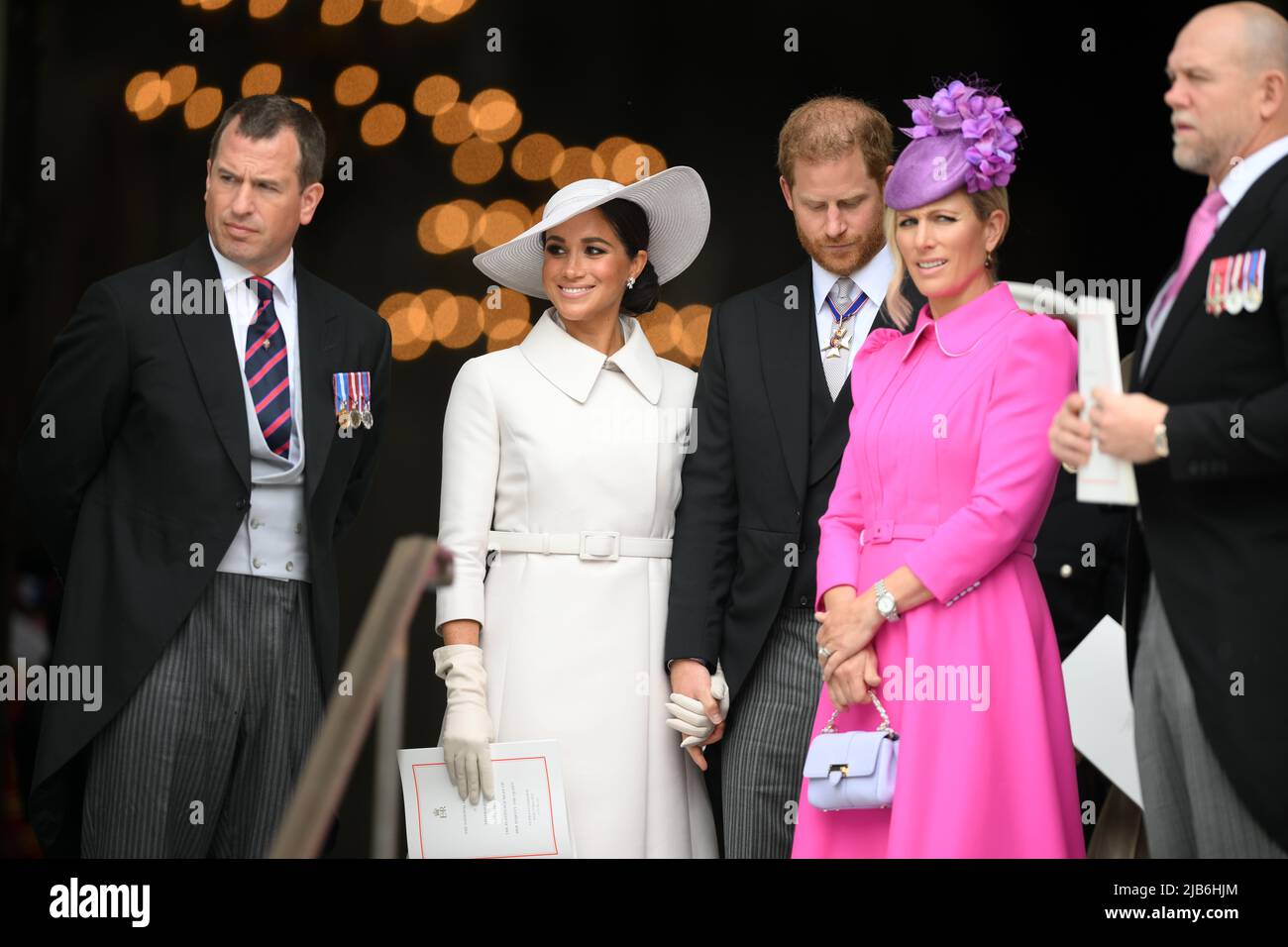 (De gauche à droite) Peter Phillips, duc et duchesse de Sussex, Zara Tindall et Mike Tindall quittant le Service national de Thanksgiving à la cathédrale Saint-Paul, Londres, le deuxième jour des célébrations du Jubilé de platine pour la reine Elizabeth II Date de la photo: Vendredi 3 juin 2022. Banque D'Images
