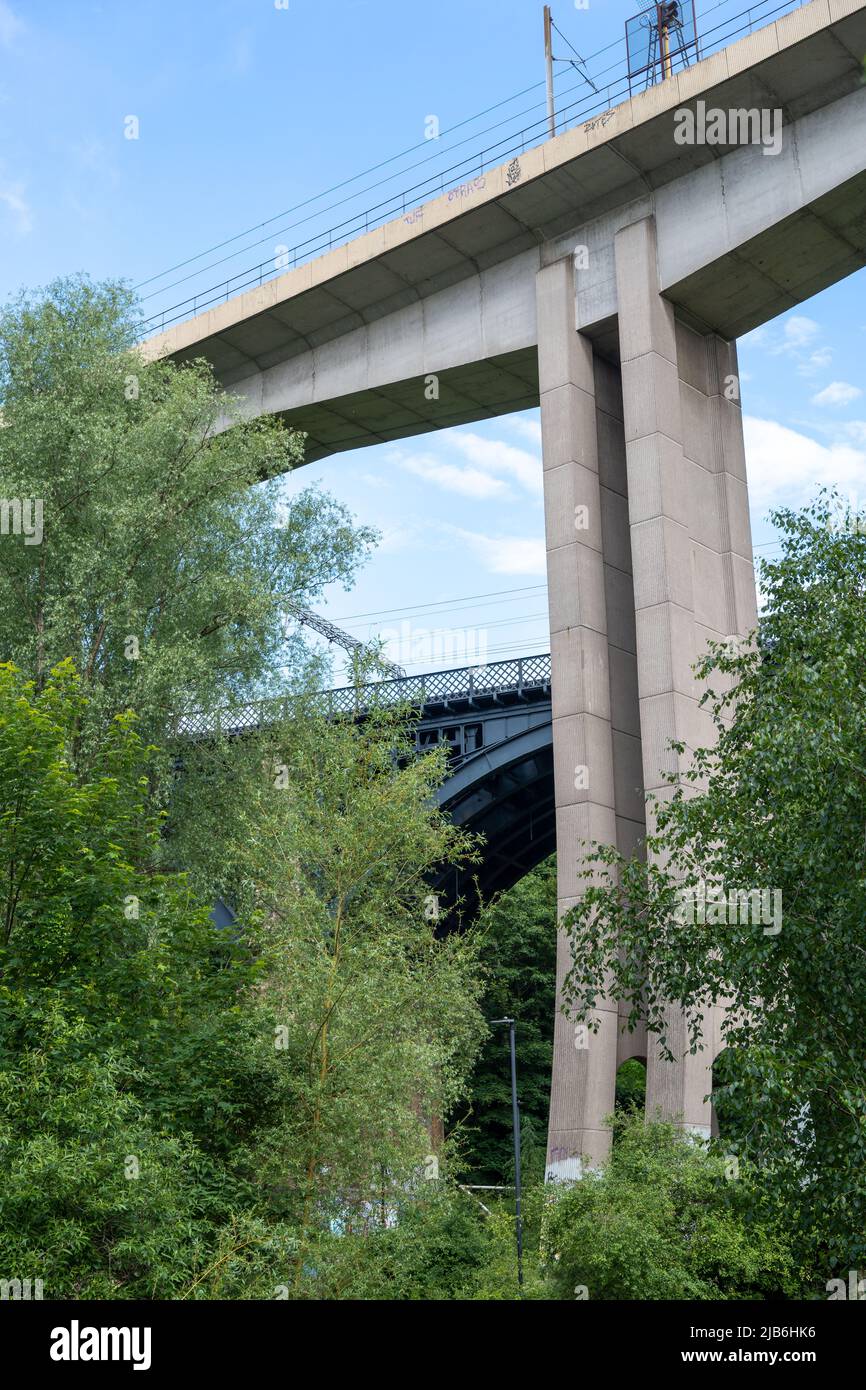 Le Byker Viaduct, conçu par Ove Arup, porte le métro Tyne and Wear au-dessus de la vallée d'Ouseburn, Newcastle upon Tyne, Royaume-Uni. Banque D'Images