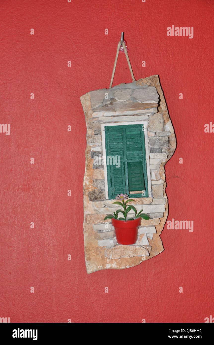 Décoration volet en bois sur bâtiment rose.vue de jour à la façade de maison rose avec des fleurs de couleur assortie Banque D'Images