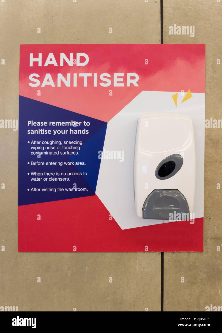 Distributeur de gel de savon pour pompe à main murale dans le lieu de la comman. Lavage des mains et bonne hygiène pour prévenir la contamination par le coronavirus et les germes Banque D'Images