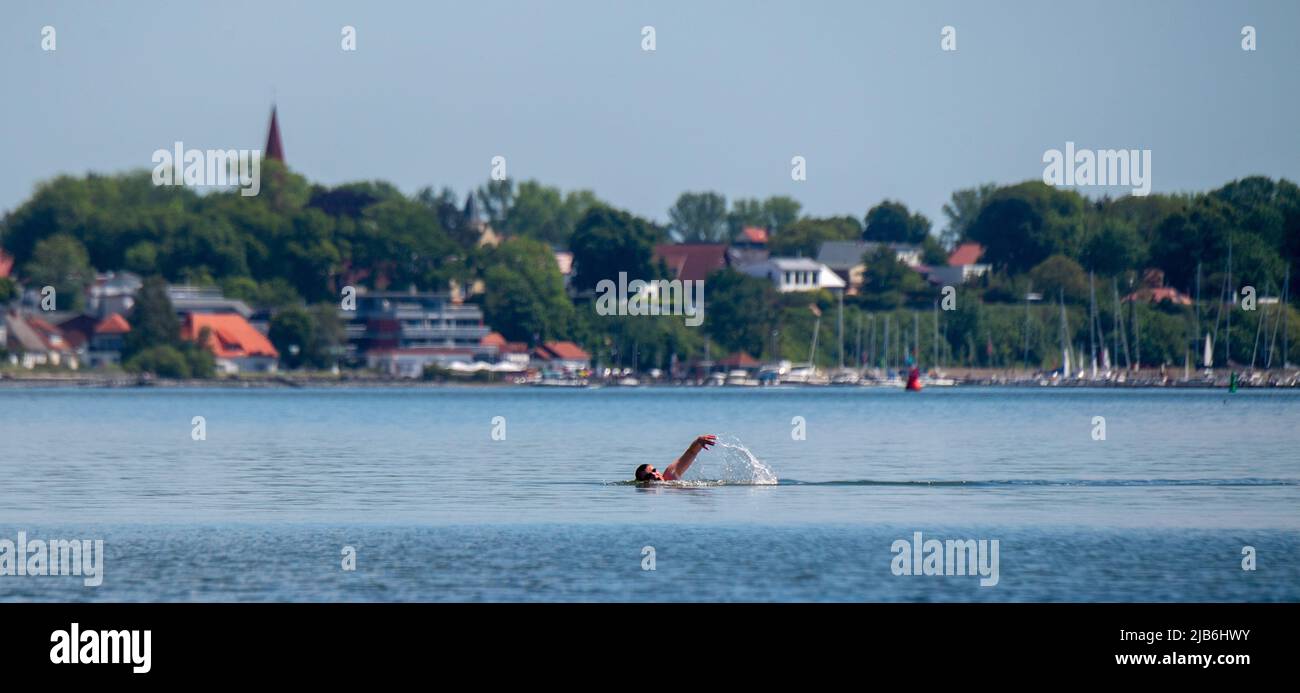 03 juin 2022, Mecklembourg-Poméranie occidentale, Stralsund : un athlète nage dans le Strrelasund. Le Strrelasund sépare l'île de Rügen du continent à Stralsund. L'eau de baignade sur les côtes et les lacs de Mecklembourg-Poméranie-Occidentale est principalement d'excellente qualité. C'est le résultat du rapport annuel sur les eaux de baignade de l'Agence européenne pour l'environnement et de la Commission européenne. Dans des cas isolés, les zones de baignade dans le Mecklembourg-Poméranie occidentale ont également reçu le grade 'bon' ou 'sufficient'. Photo: Stefan Sauer/dpa Banque D'Images