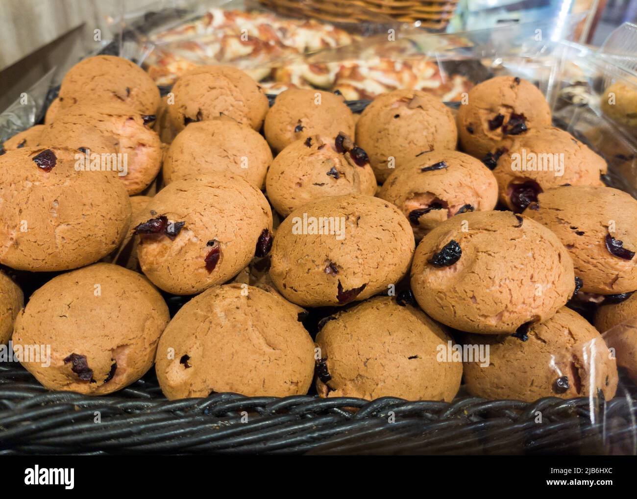 Pile de pains Mochi assortis vendant dans la boulangerie. Banque D'Images