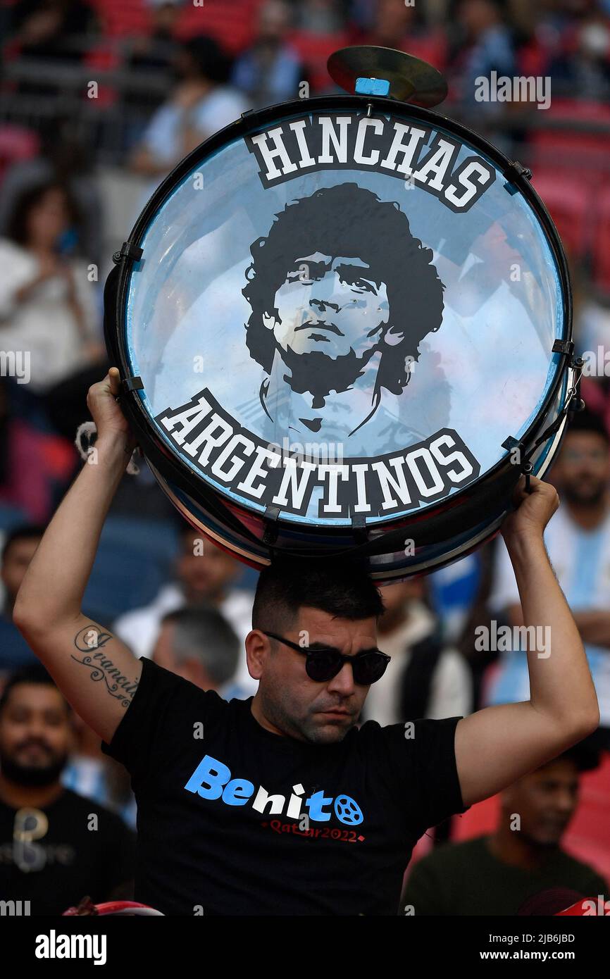 Un fan de l'Argentine soulève un tambour avec imprimé un portrait de Diego Armando Maradona et Lionel Messi pendant le trophée Finalissima 2022 match de football b Banque D'Images