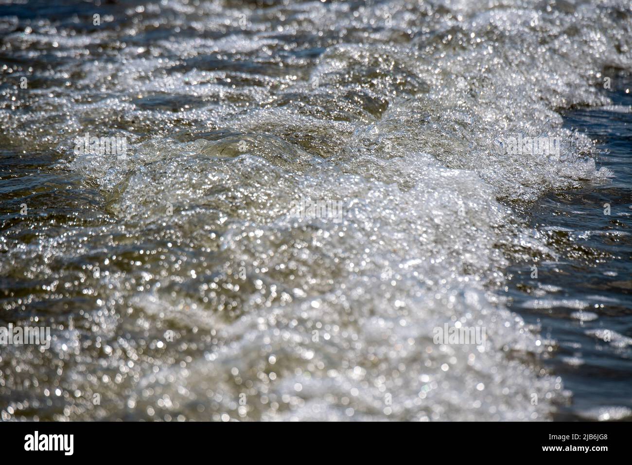 03 juin 2022, Mecklembourg-Poméranie occidentale, Stralsund: Vagues crash sur la plage dans le Strrelasund. Le Strrelasund sépare l'île de Rügen du continent à Stralsund. La plupart des eaux de baignade sur les côtes et les lacs de Mecklembourg-Poméranie occidentale sont d'excellente qualité. C'est le résultat du rapport annuel sur les eaux de baignade de l'Agence européenne pour l'environnement et de la Commission européenne. Dans des cas isolés, les zones de baignade dans le Mecklembourg-Poméranie occidentale ont également reçu le grade 'bon' ou 'sufficient'. Photo: Stefan Sauer/dpa Banque D'Images