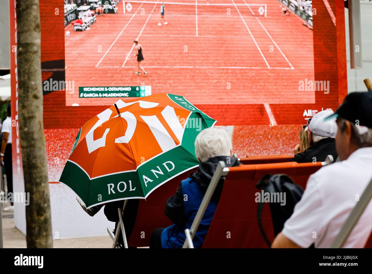 03 juin 2022, France, Paris : tennis : Grand Chelem, Open de France. Un  spectateur est assis avec un parapluie devant un écran vidéo. Photo: Frank  Molter/dpa Photo Stock - Alamy