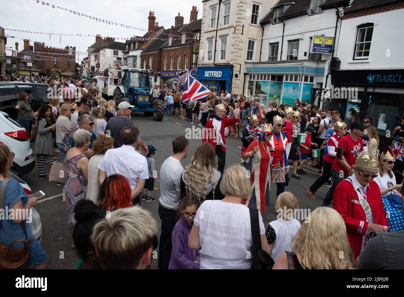 BridgNorth, Royaume-Uni. 3rd juin 2022 : les gens s'amusent au carnaval de Bridgnorth dans la ville de Shropshire, Bridgnorth, Royaume-Uni. C'est la première fois depuis quatre ans que le Carnaval a eu lieu en raison des conditions météorologiques en 2019 et Covid en 2020. L'événement de cette année a coïncidé avec le crédit de jubliée platine de la Reine Richard O'Donoghue/Alamy Live News Banque D'Images