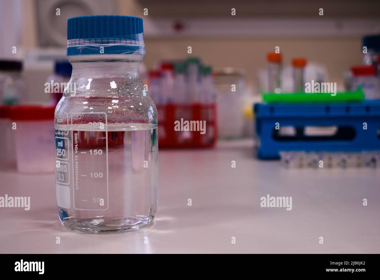 Liquide transperant dans un récipient sur la paillasse de laboratoire Banque D'Images