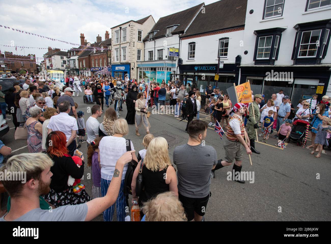 BridgNorth, Royaume-Uni. 3rd juin 2022 : les gens s'amusent au carnaval de Bridgnorth dans la ville de Shropshire, Bridgnorth, Royaume-Uni. C'est la première fois depuis quatre ans que le Carnaval a eu lieu en raison des conditions météorologiques en 2019 et Covid en 2020. L'événement de cette année a coïncidé avec le crédit de jubliée platine de la Reine Richard O'Donoghue/Alamy Live News Banque D'Images