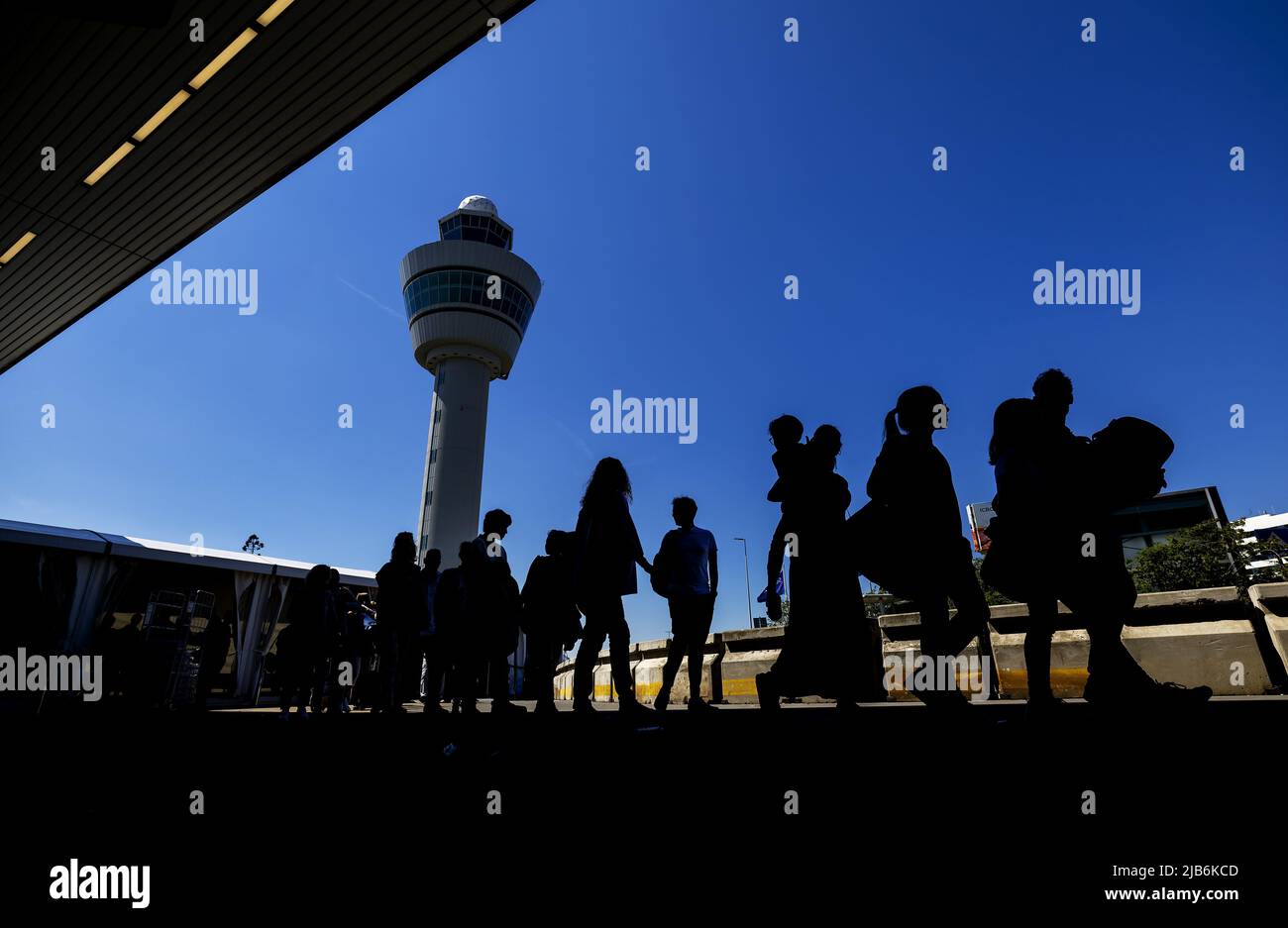 2022-06-03 12:49:20 SCHIPHOL - les voyageurs en attente dans de longues files d'attente à l'extérieur de Schiphol. Les voyageurs ne sont autorisés à entrer dans les halls de départ que si leur vol part dans les quatre heures. Il est à nouveau occupé avec des vacanciers qui veulent probablement faire une pause pendant le long week-end de Pentecôte. ANP ROBIN VAN LONKHUIJSEN pays-bas sortie - belgique sortie Banque D'Images