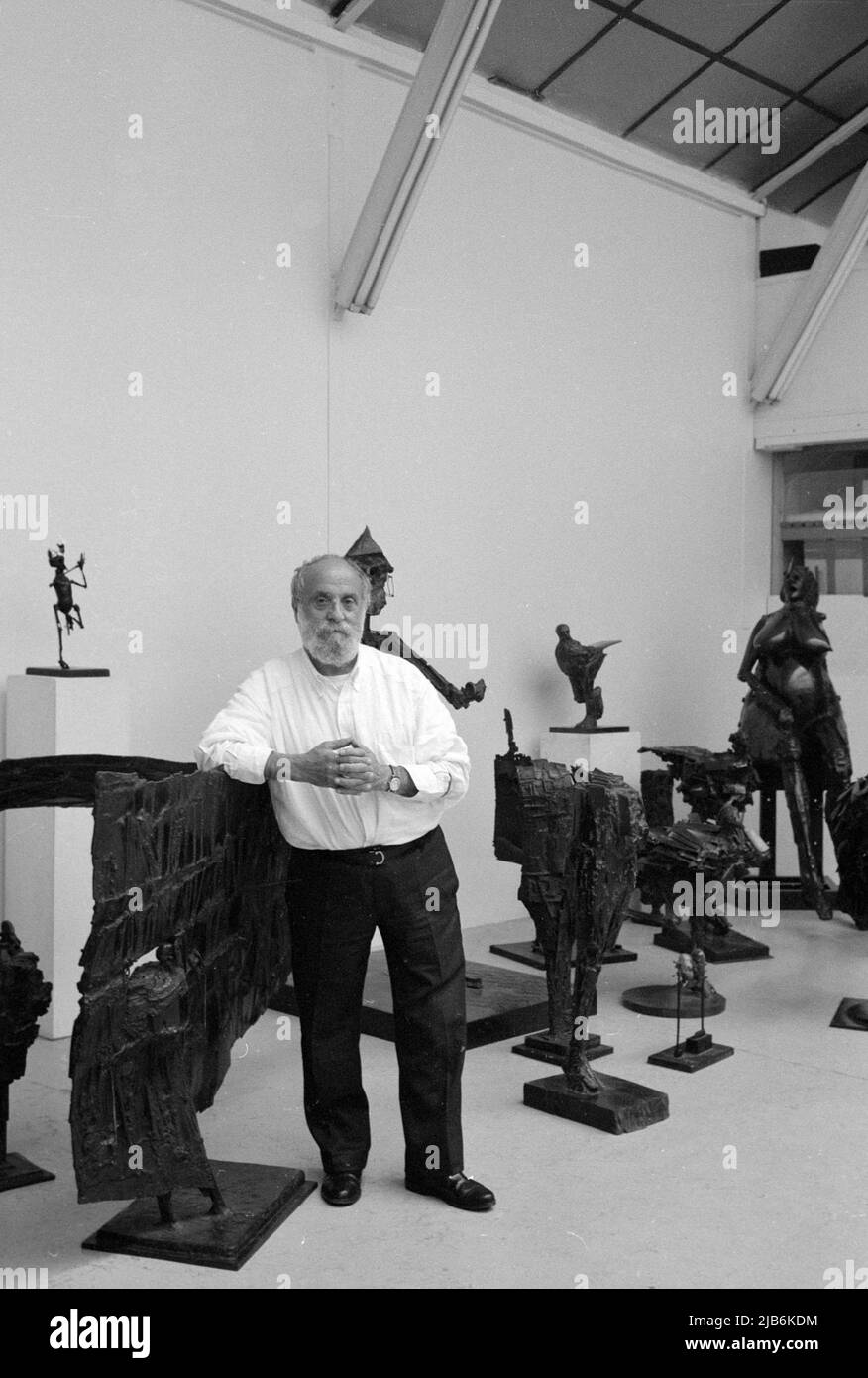 Portrait du sculpteur Cesar Baldaccini, dit Cesar (1921-1998) dans son atelier en 1992. ©Michele Brabo/Opale.photo Banque D'Images