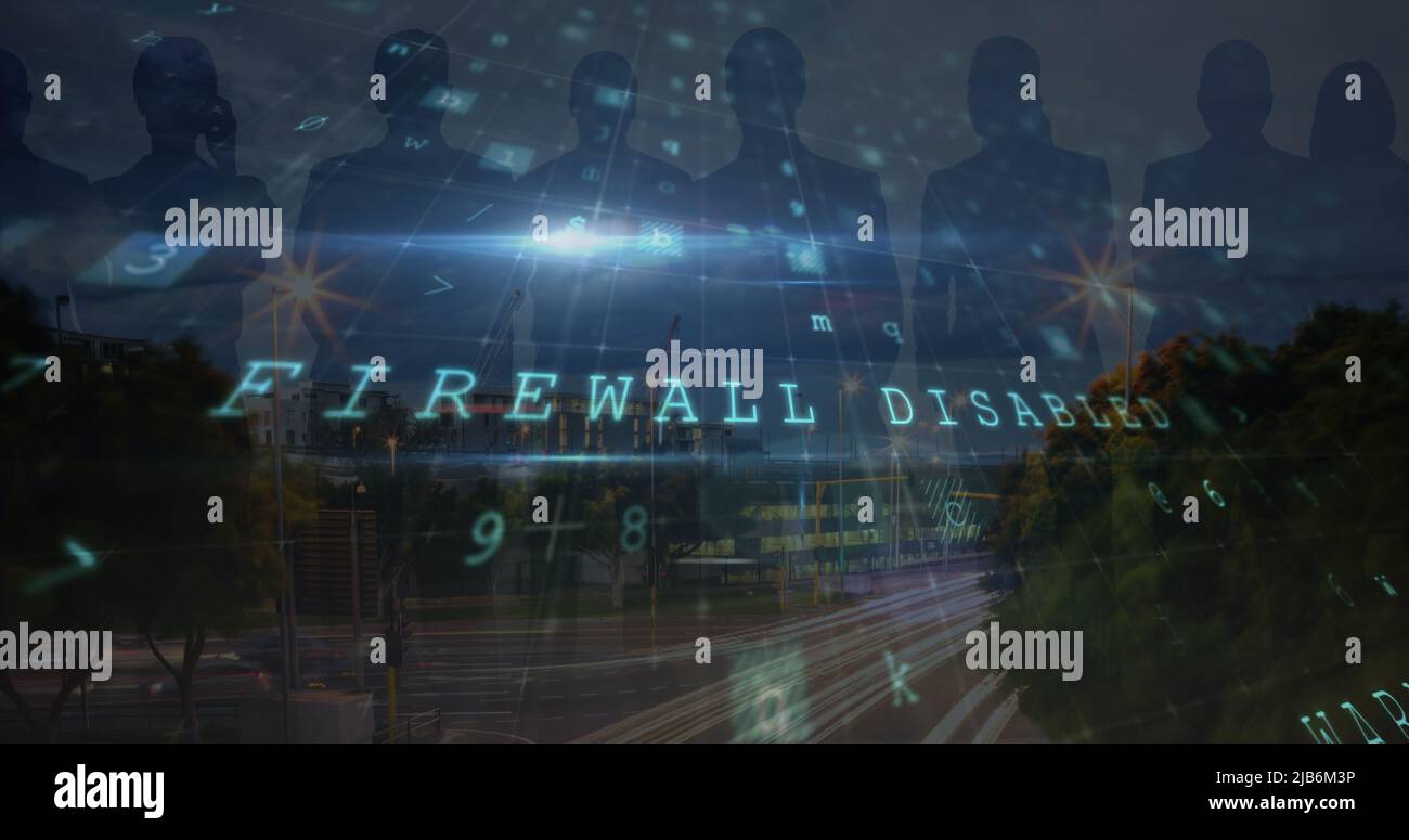 Image de l'avertissement de cyber-attaque et des silhouettes de personnes sur le paysage urbain Banque D'Images