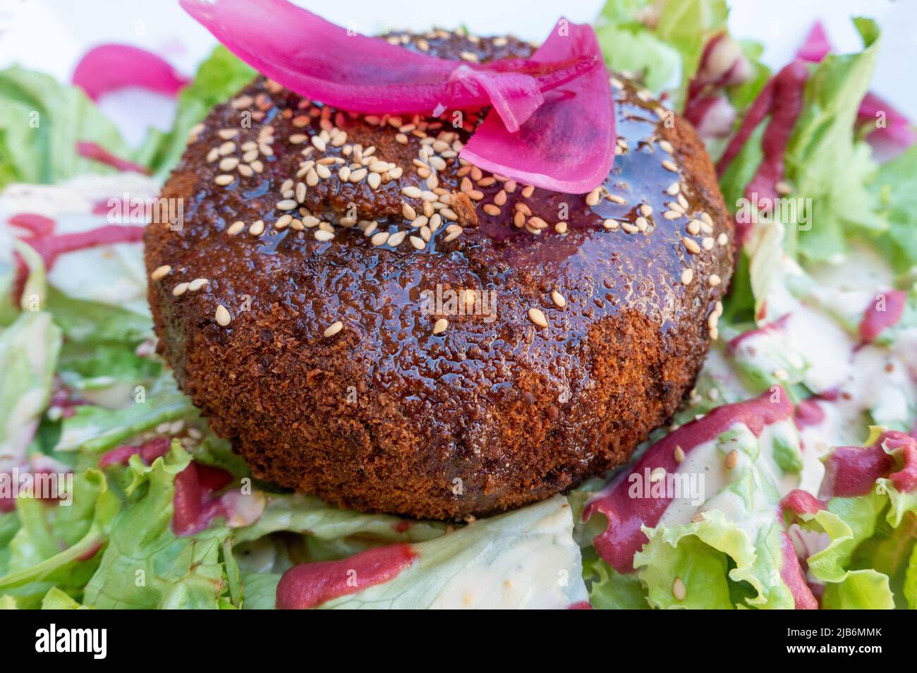 Camembert français cuit aux noix et servi avec une salade Banque D'Images