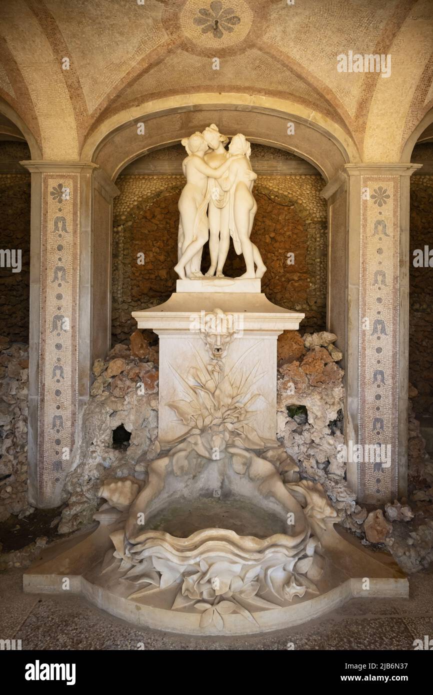 Statue dans une grotte dans les jardins d'un palais à Estoi, Algarve, Portugal Banque D'Images