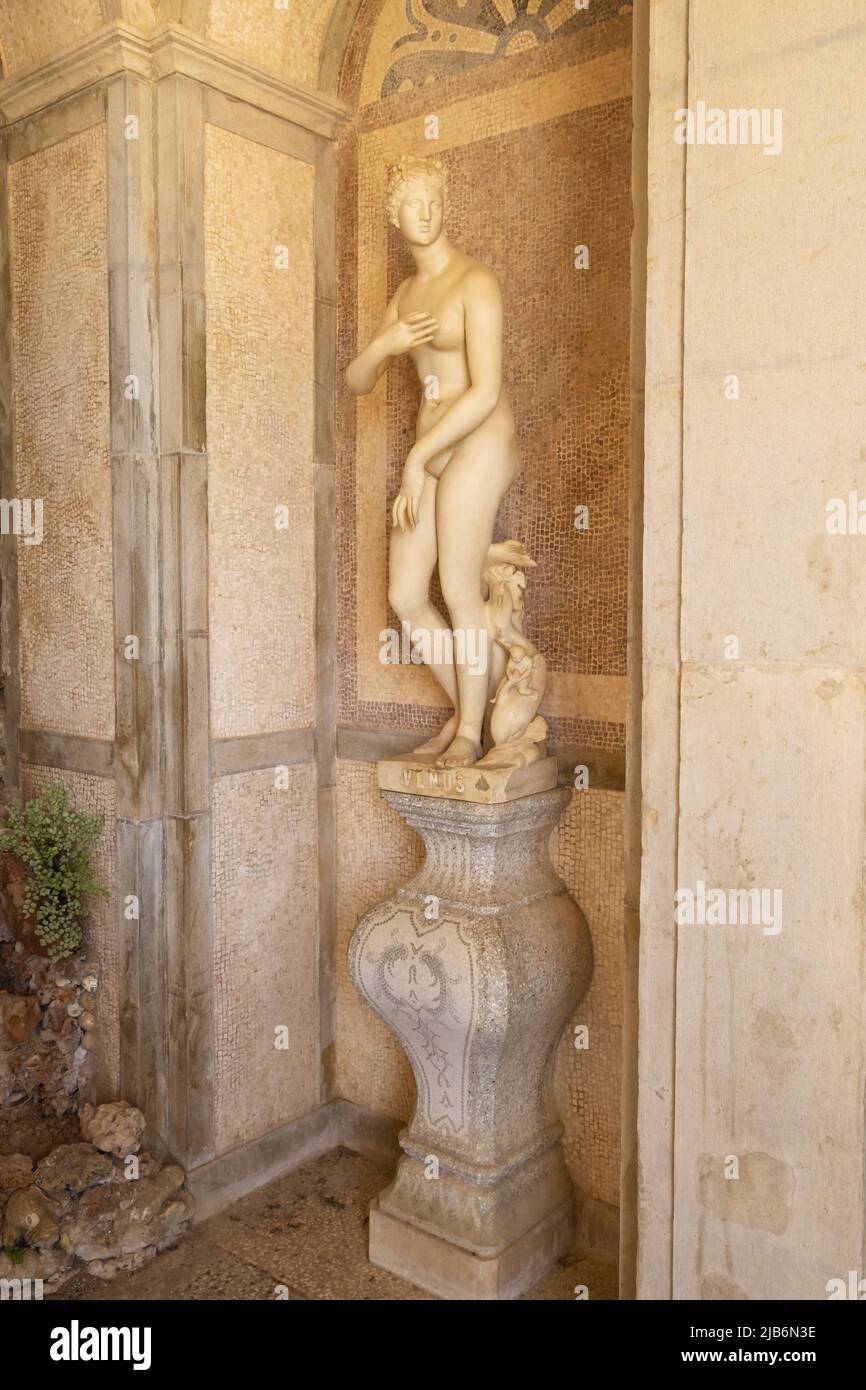 Statue dans une grotte dans les jardins d'un palais à Estoi, Algarve, Portugal Banque D'Images