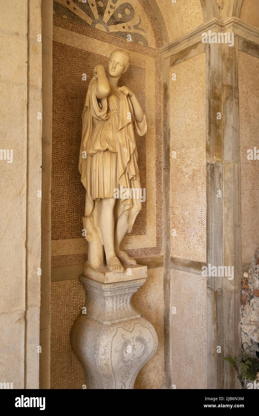 Statue dans une grotte dans les jardins d'un palais à Estoi, Algarve, Portugal Banque D'Images