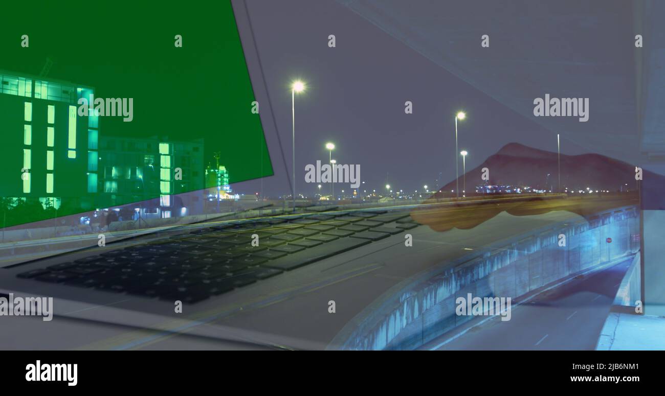 Image des mains d'une femme utilisant un ordinateur portable avec écran vert sur la circulation a accéléré dans la ville la nuit Banque D'Images