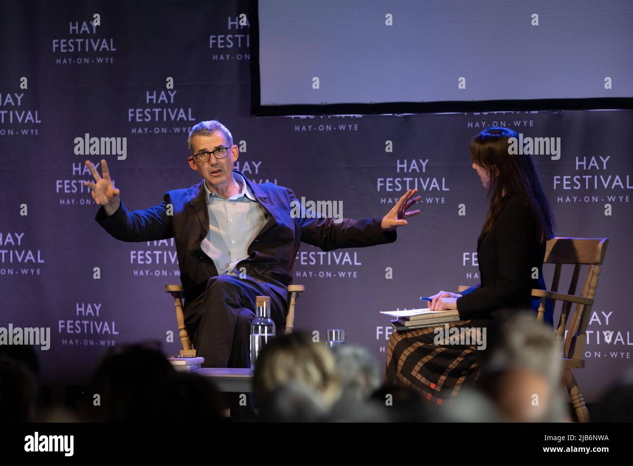 Hay-on-Wye, pays de Galles, Royaume-Uni. 3rd juin 2022. Edmund de Waal s'entretient avec Katy Hessel au Hay Festival 2022, pays de Galles. Crédit : Sam Hardwick/Alamy. Banque D'Images