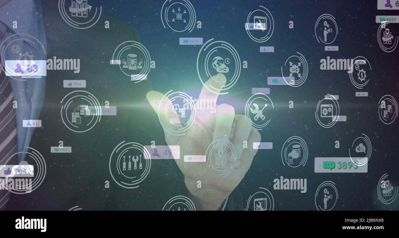 Image des icônes et des chiffres des réseaux sociaux sur un homme d'affaires touchant l'écran interactif Banque D'Images