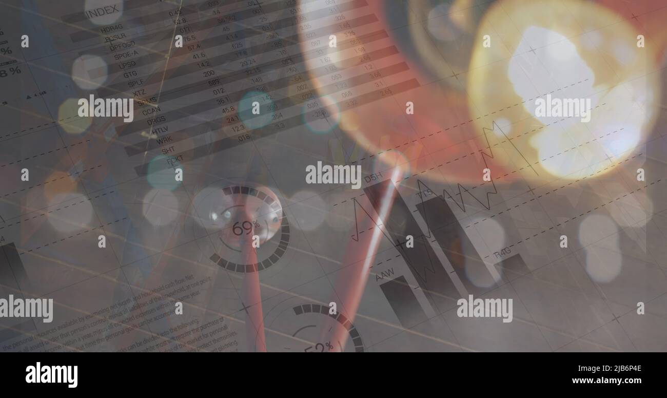 Image de graphiques et de données financières sur la lumière d'entrepôt Banque D'Images