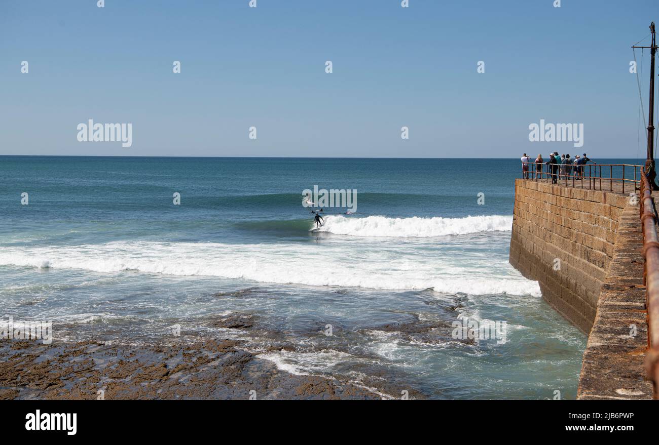 Paradis des surfeurs, très ensoleillé chaud avec de grandes vagues Porthleven Cornouailles et nageurs 03-06-22 Credit: kathleen White/Alay Live News Banque D'Images