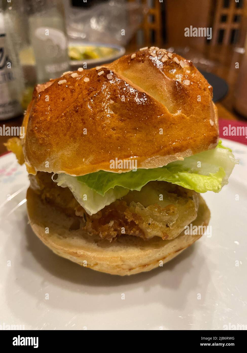 Hamburger de poisson maison sur du pain maison Banque D'Images