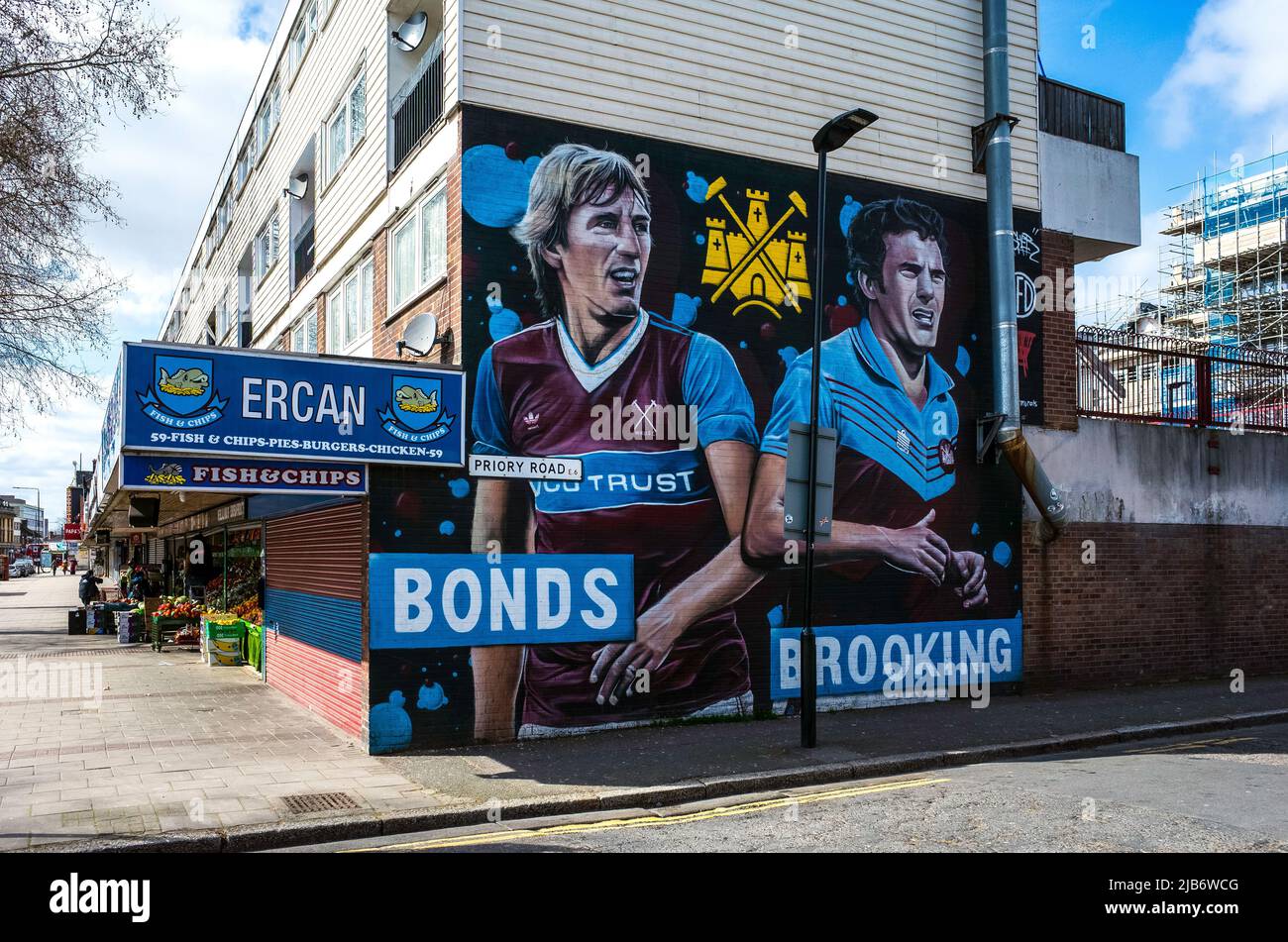 West Ham fresque présentant des liens et Brooking sur Priory Road - fresque de football à l'est de Londres. Banque D'Images