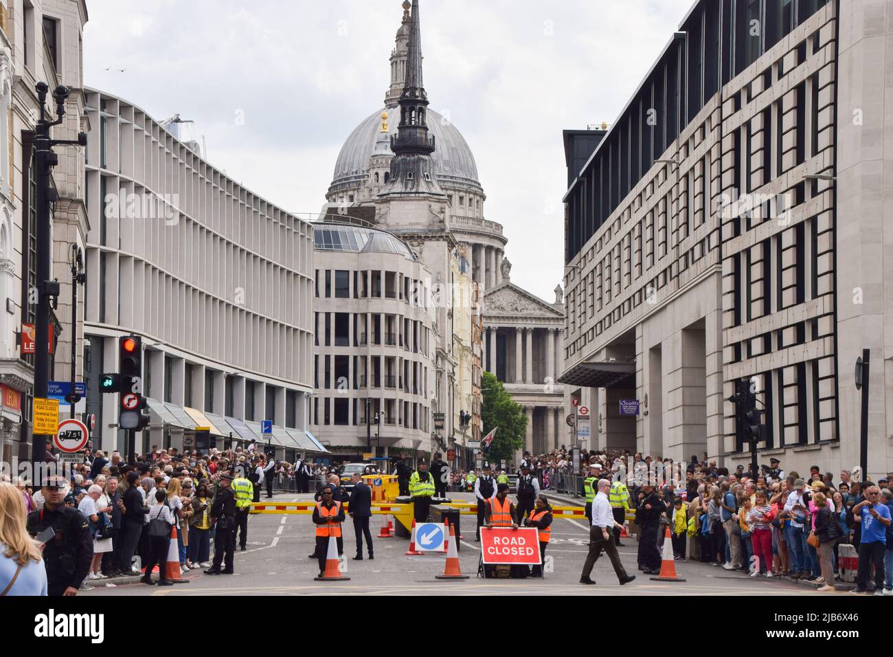 Londres, Royaume-Uni. 03rd juin 2022. Des foules sont vues à Ludgate Hill pour le service de Thanksgiving à la cathédrale Saint-Paul. Des milliers de personnes se sont rassemblées à l'extérieur de la cathédrale Saint-Paul pour le Jubilé de platine de la Reine le deuxième jour d'un week-end spécial prolongé de quatre jours marquant le 70th anniversaire de l'accession de la Reine au trône. Crédit : SOPA Images Limited/Alamy Live News Banque D'Images