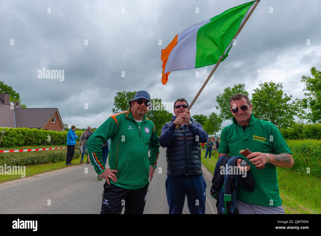 Les membres de l'équipe irlandaise agitant le drapeau, Championnat d'Europe 2022 Boßeln ou balle de tir à Süderhastedt Dithmarschen, Schleswig-Holstein, Allemagne du Nord Banque D'Images