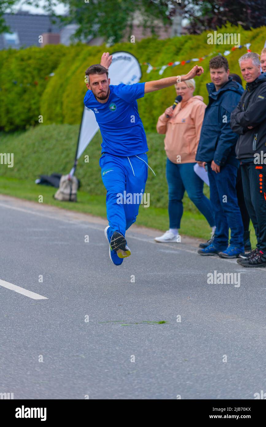 Un membre de l'équipe italienne lance, Championnat d'Europe 2022 Boßeln ou balle de tir à Süderhastedt Dithmarschen, Schleswig-Holstein, Allemagne du Nord Banque D'Images